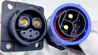 Złącze akumulatora litowego 2+4P, zgięcie wiązki przewodów, samoblokujące